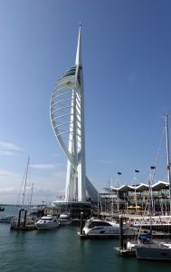 Portsmouth - Spinnaker Tower je menší kopií známé věže v Dubaji.